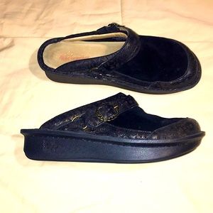 Algeria sued/leather clogs